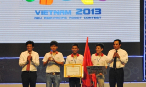 ĐH Lạc Hồng vô địch Robocon 2013